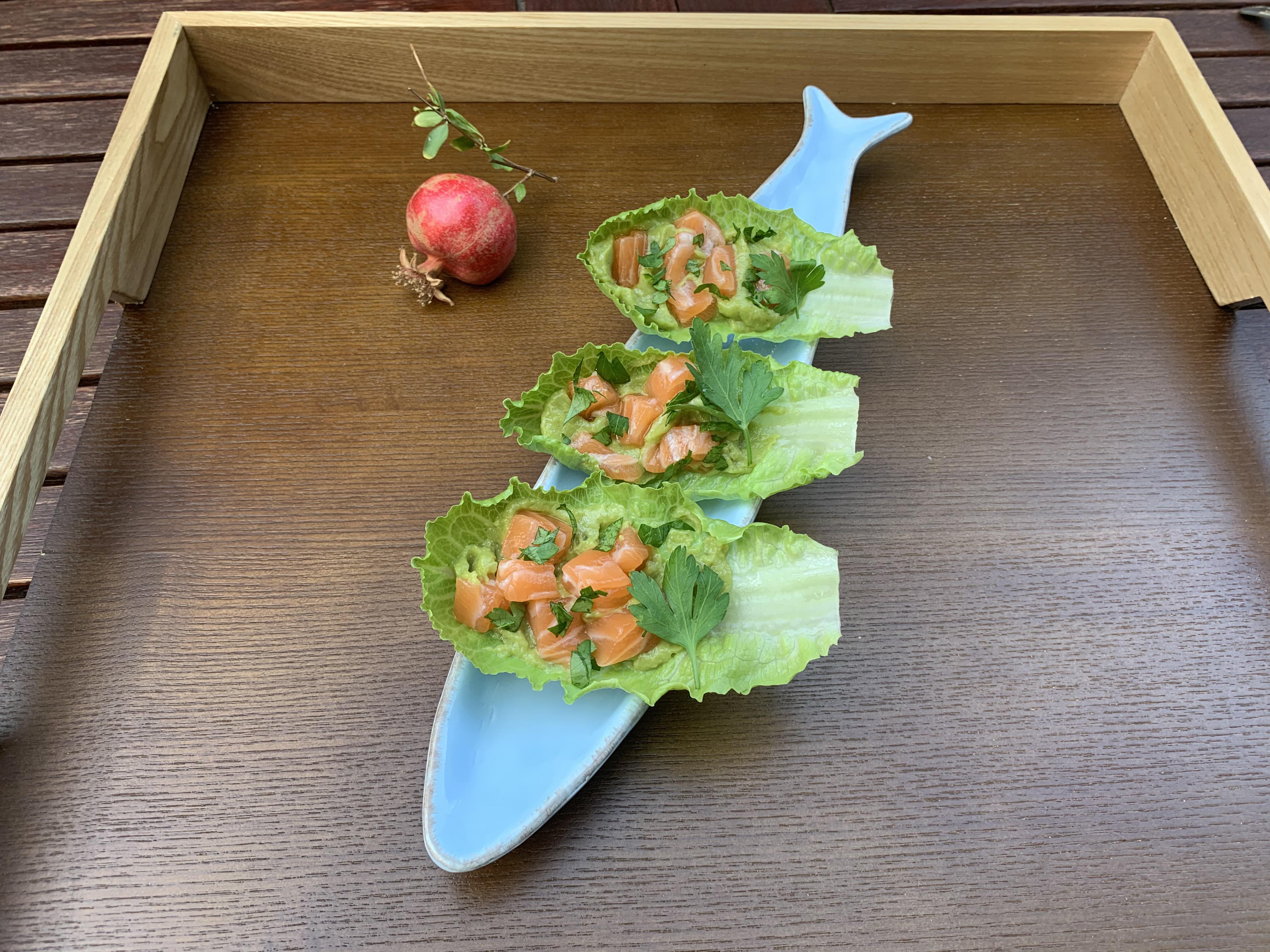 Guacamole–lohisalaatti jimbee snack -salaatinlehdellä